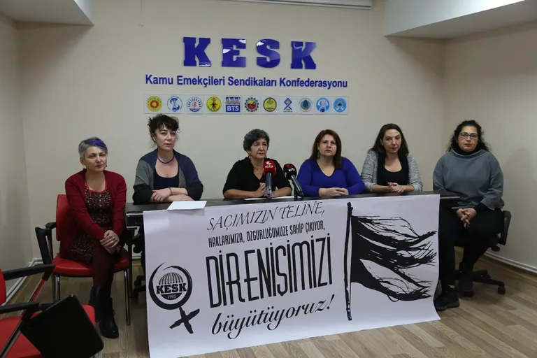 “Saçımızın teline, haklarımıza, özgürlüğümüze sahip çıkıyor, direnişi büyütüyoruz!”