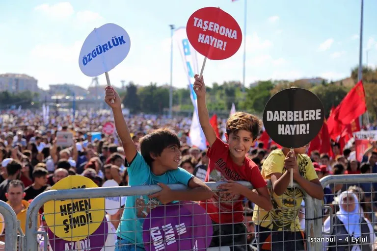 Onbinler Faşizme, Darbelere ve Savaşa Karşı; Demokrasi ve Barış İçin Alanlarda!