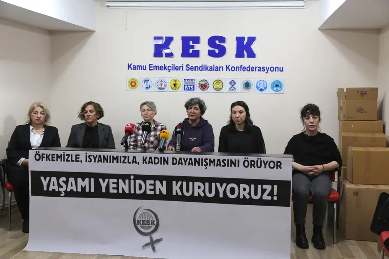 Öfkemizle İsyanımızla Kadın Dayanışmasını Örüyor, Yaşamı Yeniden Kuruyoruz!