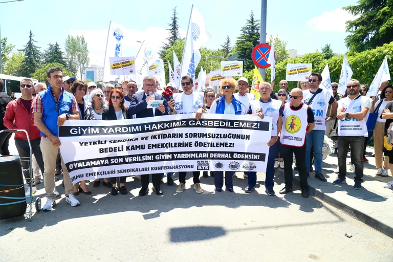 ÇSGB Önündeyiz! Giyim yardımı hakkımız gasp edilemez!