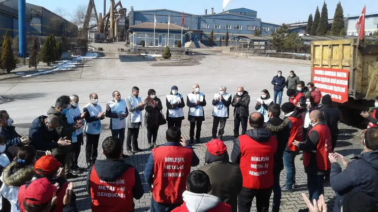 Direnen DİSK - Birleşik Metal İş Üyesi İşçilerin Yanındayız!