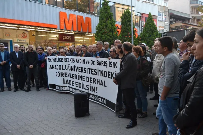 Anadolu Üniversitesi’nde iki akademisyenin hukuksuzca işlerinden edilmesi kabul edilemez.