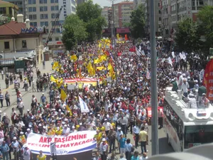 Baskı, talepler ve mücadeleler