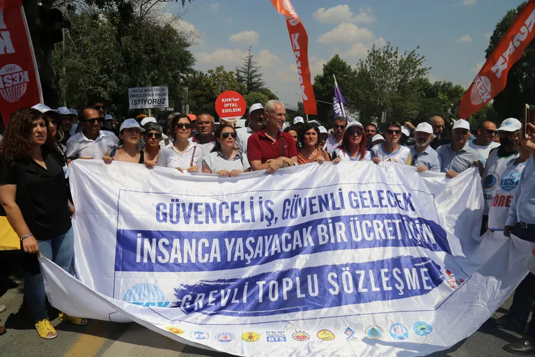 Hepimizle Dalga Geçilen Teklife Karşı Tüm Kamu Emekçilerini Ortak Mücadeleye Çağırıyoruz!