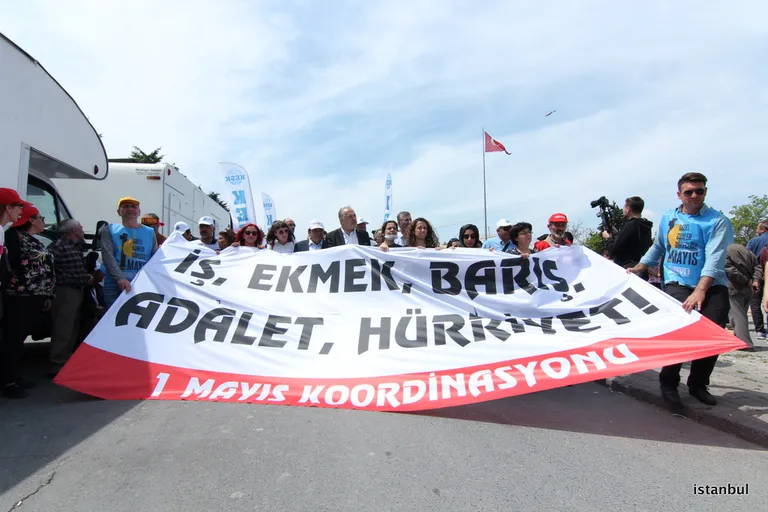 Yüzbinler 1 Mayıs'ta Emeğin Hakları İçin Bir Araya Geldi!