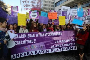 25 Kasım'da Kadınlar: "Hayatımızdan ve Haklarımızdan Vazgeçmiyoruz!"