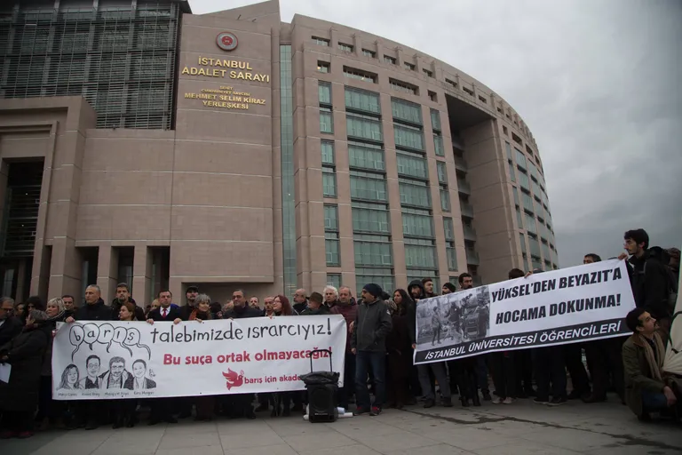 Akademisyenler Mahkemede: Bugün Söz Barışın!