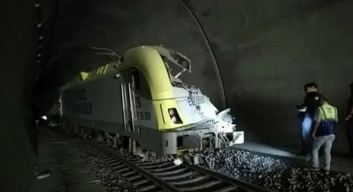 BTS: Kılavuz Trenin Dray Etmesi Sonucu 2 Makinist Yaşamını Yitirdi!