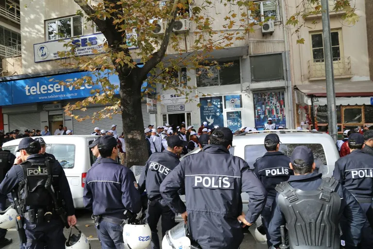 Darbelere, OHAL'e, KHK'lere, İhraçlara Hayır! Gözaltına Alınan Arkadaşlarımız Derhal Serbest Bırakılmalıdır!