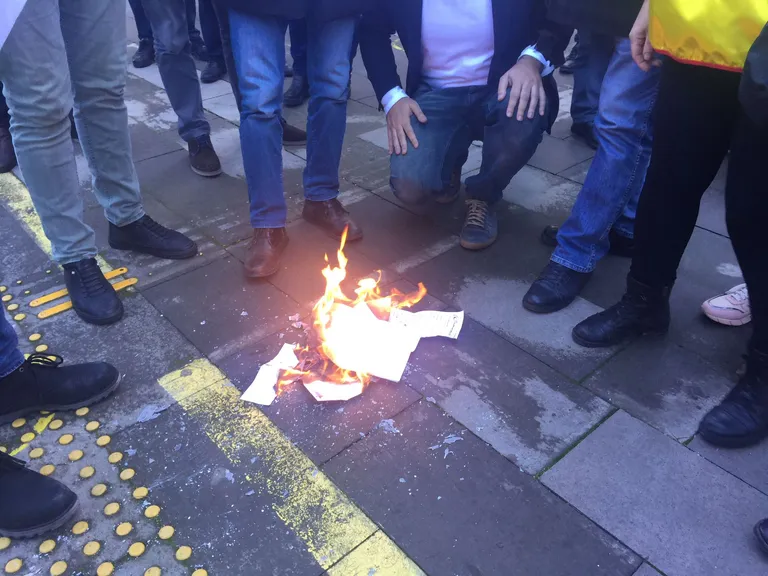 Tüm illerde, yoksulluğumuzun belgesi olan bordrolarımızı yaktık!