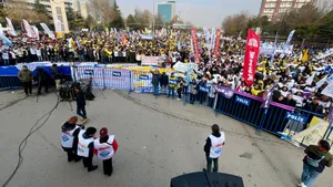 GEÇİNEMİYORUZ MİTİNGİMİZDE TANDOĞAN MEYDANI’NDA ON BİNLERLE BİR ARADAYDIK!