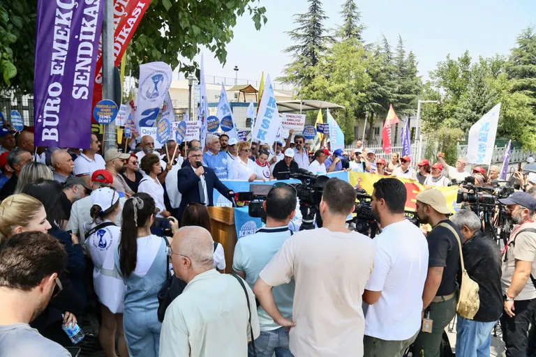 İşkolu sendikalarımızla birlikte ÇSGB önünde alternatif TİS masasını kurduk!