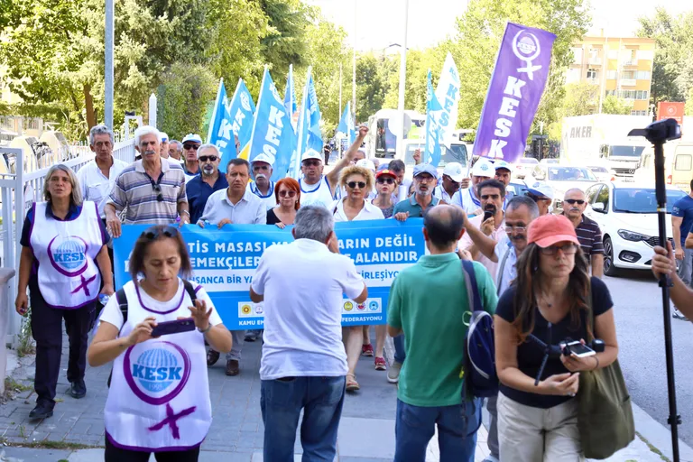 Tüm Sendikaları, Konfederasyonları, Kamu Emekçilerini İktidarın Hepimizle Dalga Geçen Teklifine Karşı Ortak Mücadeleye Çağırıyoruz!