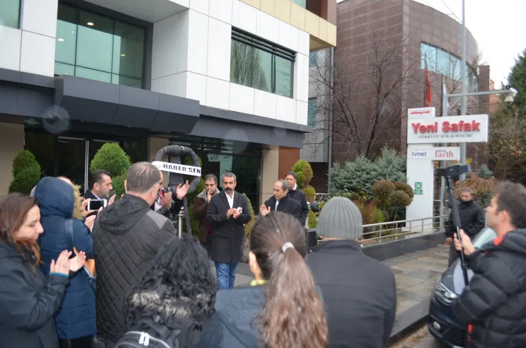 Yeni Şafak Gazetesine Siyah Çelenk Bıraktık!
