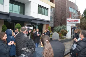 Yeni Şafak Gazetesine Siyah Çelenk Bıraktık!