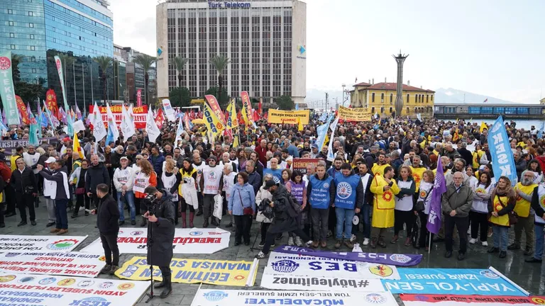 29 Kasım’da Halktan, Emekten Yana Bütçe ; Demokratik Türkiye İçin “Geçinemiyoruz” diyen,sömürüye, yağmaya, yoksullaştırma politikalarına ve talan bütçesine karşı binlerle birlikte İzmir’ de alanlardaydık.