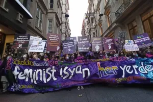 8 mart 2026 istanbul feminist gece yürüyüşü 01.webp